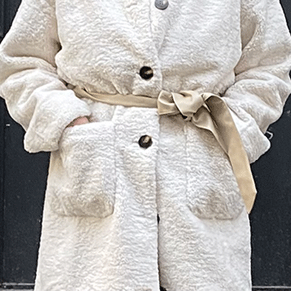 long manteau blanc en fausse fourrure